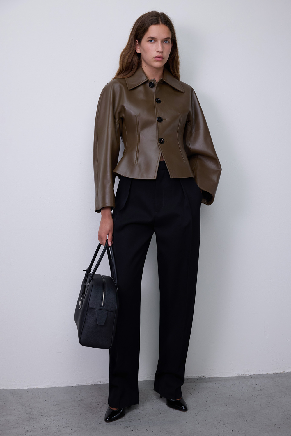 מכנסיים שחורים מחויטים